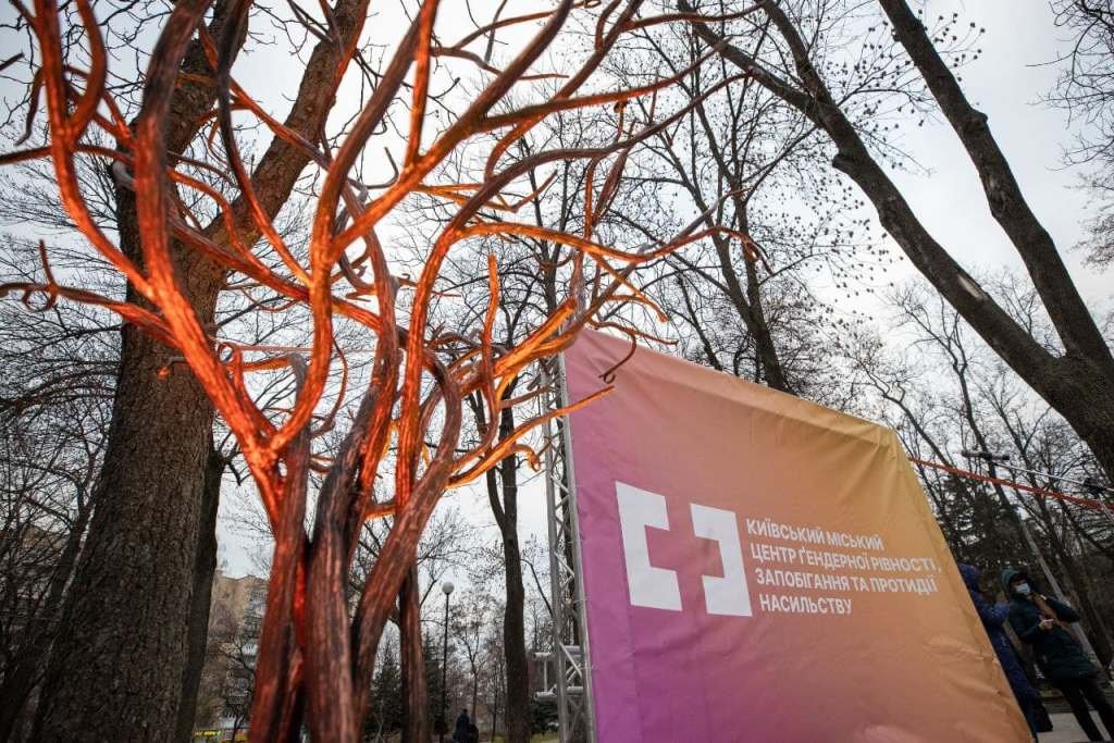 В Киеве установили мини-скульптуру «Дерево помощи»: где посмотреть и что она значит 3