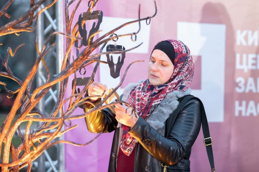 В Киеве установили мини-скульптуру «Дерево помощи»: где посмотреть и что она значит 5