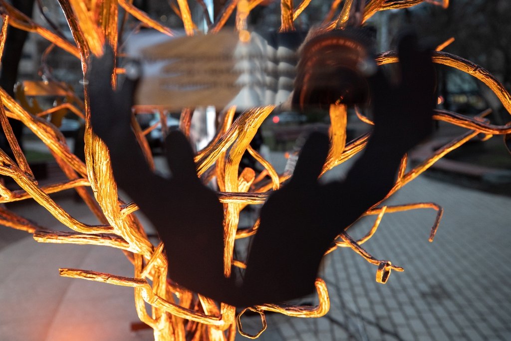 В Киеве установили мини-скульптуру «Дерево помощи»: где посмотреть и что она значит 6