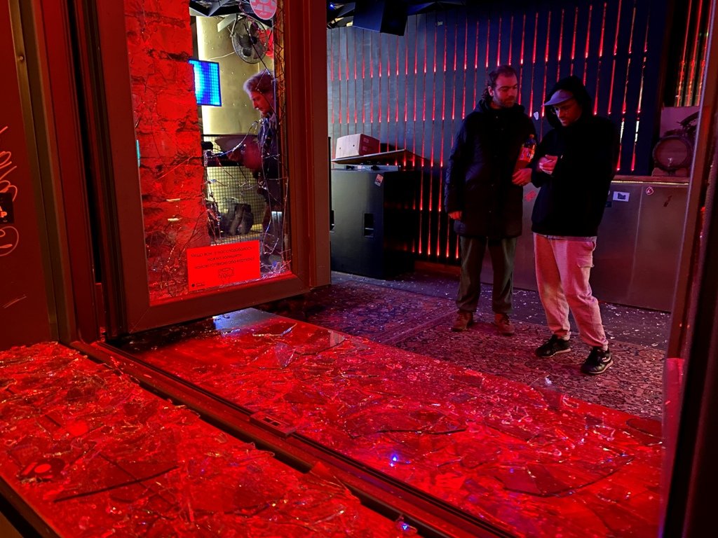 В Киеве напали на бар «Хвильовий»: разбили окна и залили слезоточивый газ 1