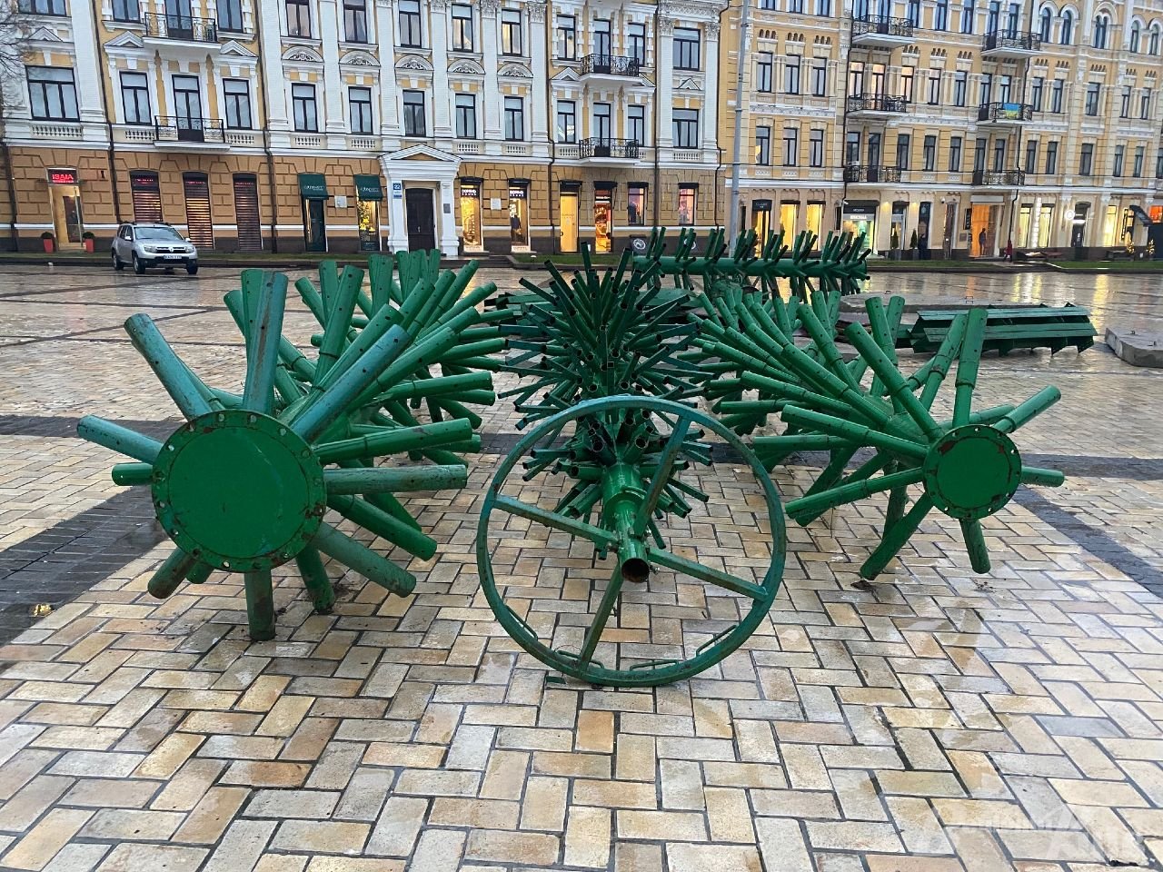 В Киеве на Софийской площади начали монтаж главной новогодней елки Украины 1