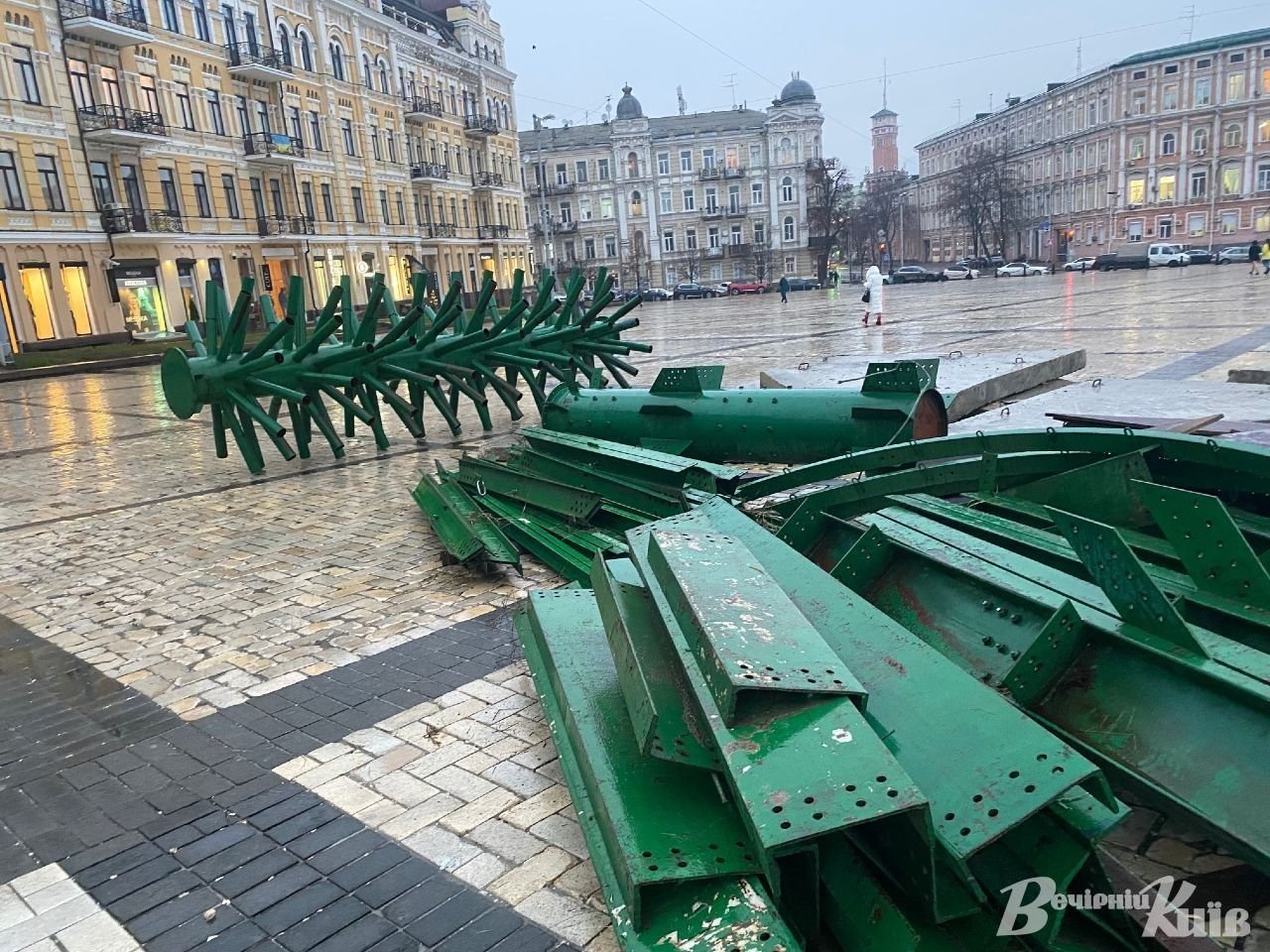 В Киеве на Софийской площади начали монтаж главной новогодней елки Украины 2