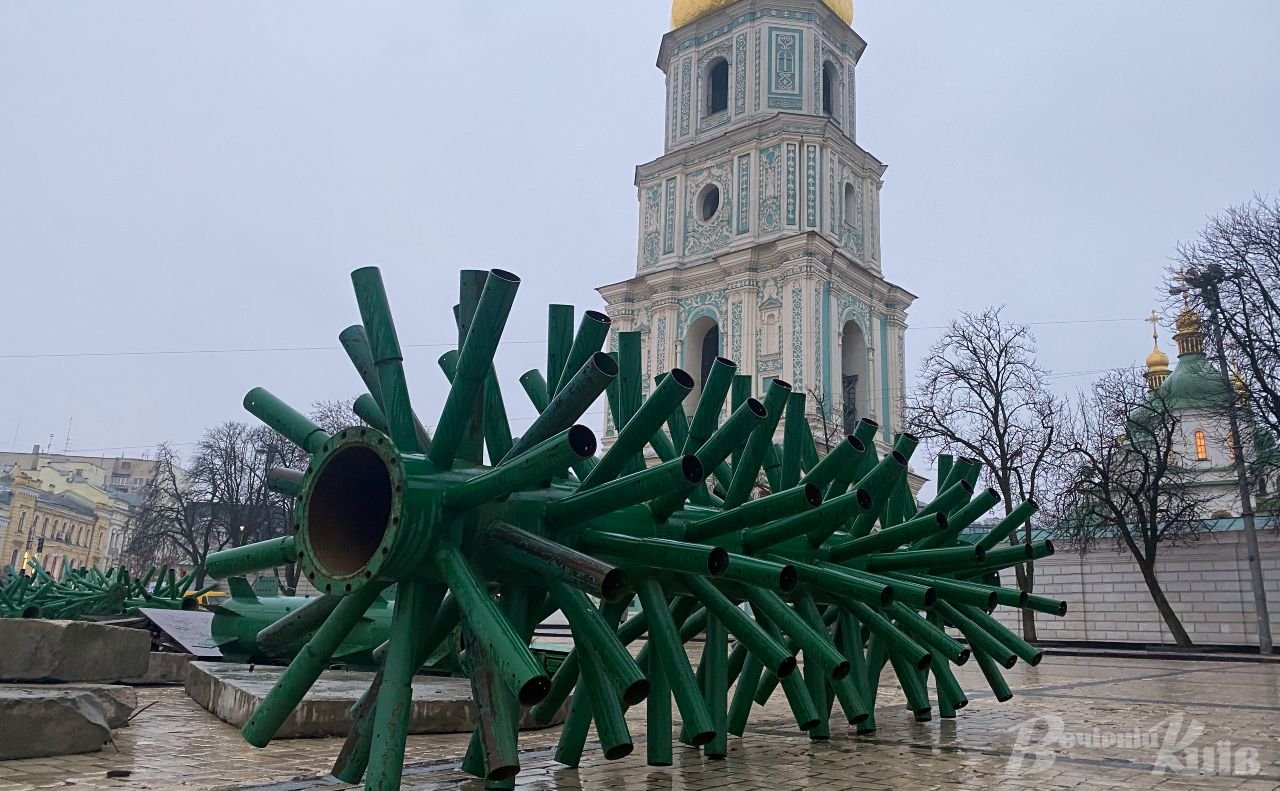 В Киеве на Софийской площади начали монтаж главной новогодней елки Украины 3