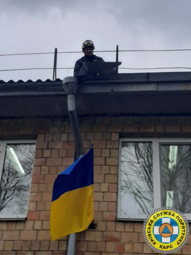 Упавшие деревья, разбитые машины и сорванная кровля: последствия бушующего ветка в Киеве 1
