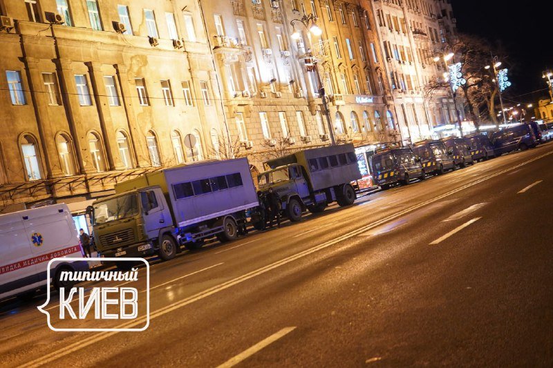 В Киеве перекрыли Крещатик от Европейской площади и стянули силовиков на Майдан 4