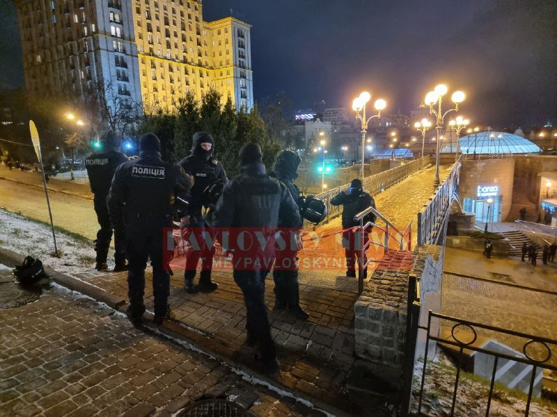 В Киеве перекрыли Крещатик от Европейской площади и стянули силовиков на Майдан 7