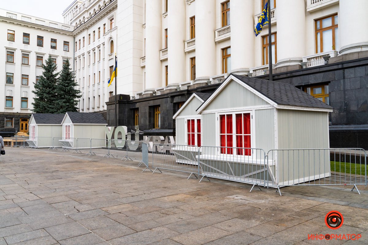 В Киеве на Банковой начали монтаж катка и новгодней ярмарки 1