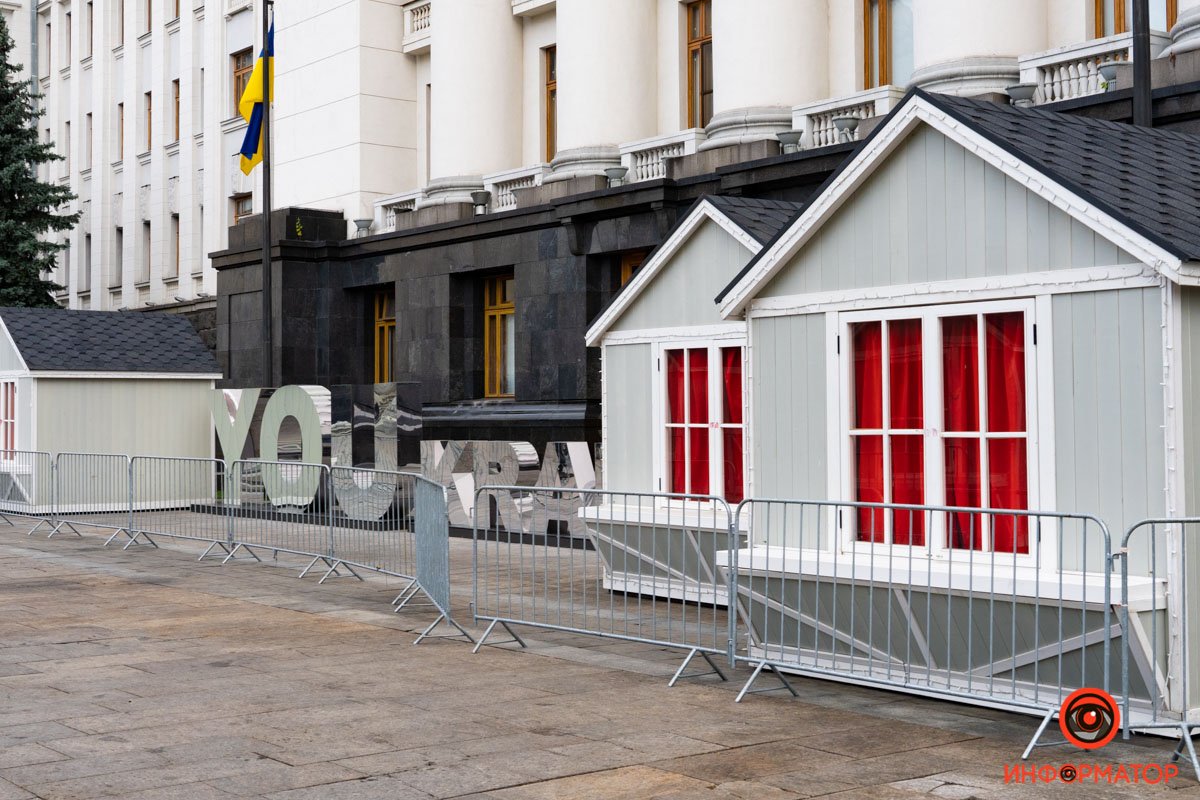 В Киеве на Банковой начали монтаж катка и новгодней ярмарки 2