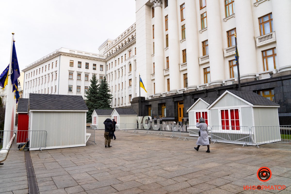 В Киеве на Банковой начали монтаж катка и новгодней ярмарки 3