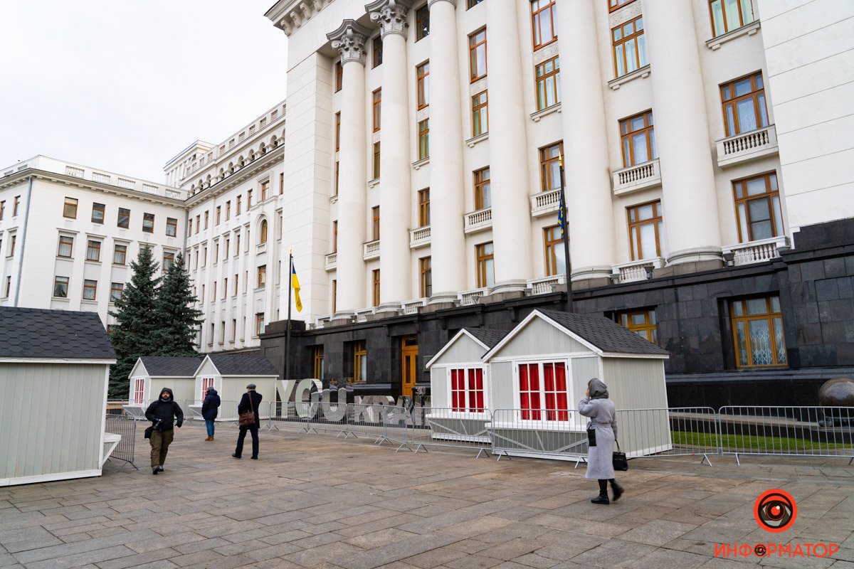 В Киеве на Банковой начали монтаж катка и новгодней ярмарки 4
