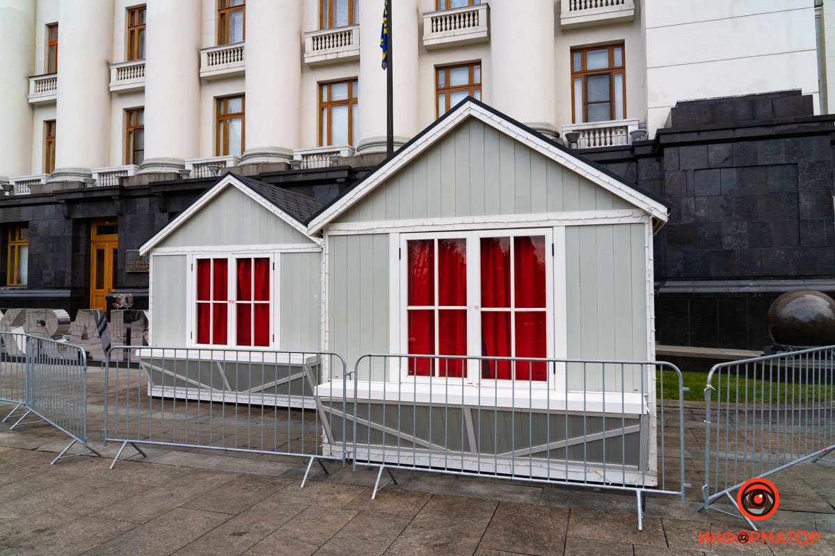 В Киеве на Банковой начали монтаж катка и новгодней ярмарки 5