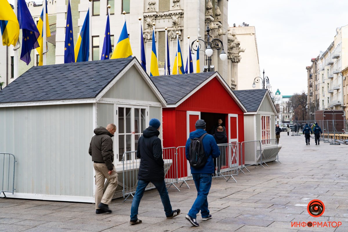 В Киеве на Банковой начали монтаж катка и новгодней ярмарки 6