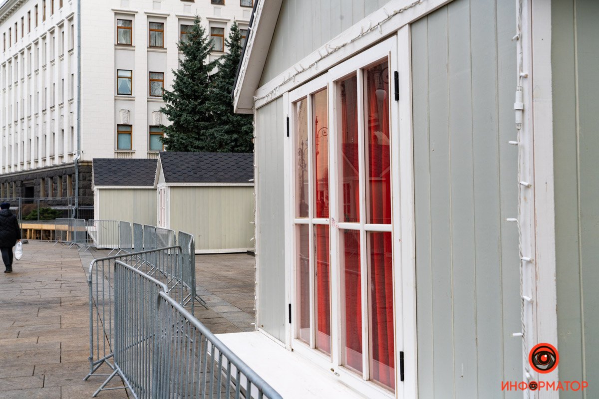 В Киеве на Банковой начали монтаж катка и новгодней ярмарки 7