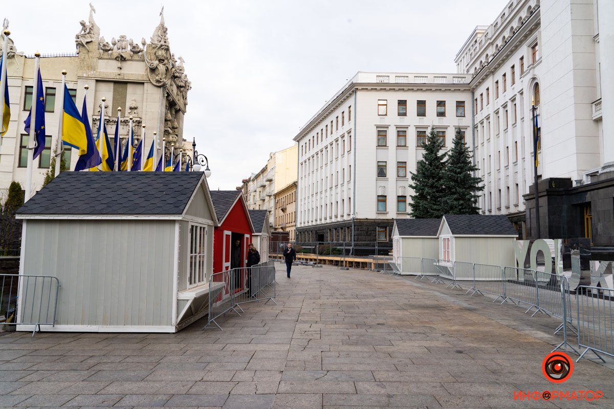 В Киеве на Банковой начали монтаж катка и новгодней ярмарки 8