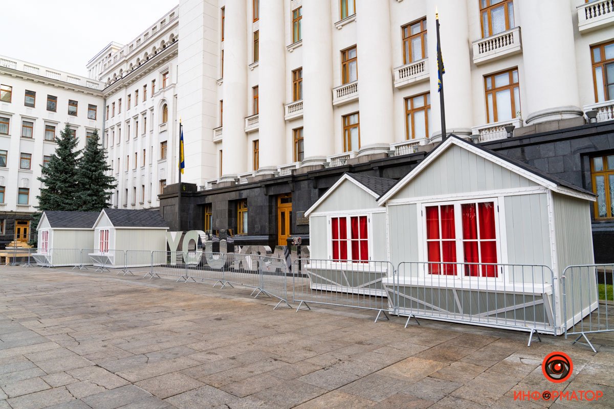 В Киеве на Банковой начали монтаж катка и новгодней ярмарки 9