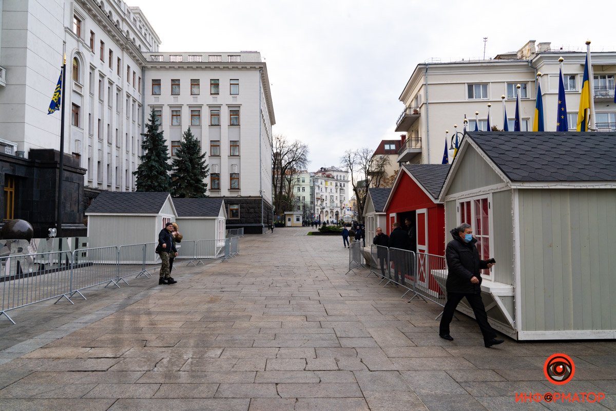 В Киеве на Банковой начали монтаж катка и новгодней ярмарки 10