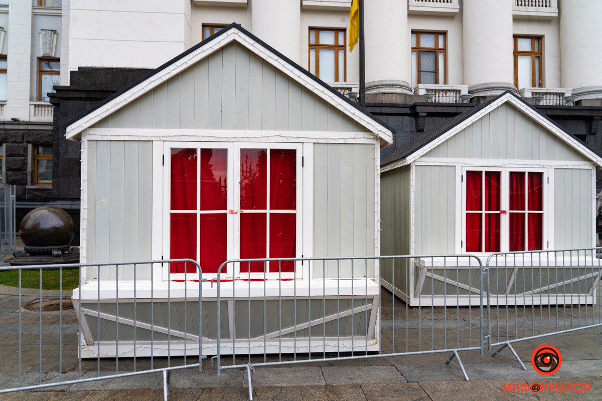 В Киеве на Банковой начали монтаж катка и новгодней ярмарки 11