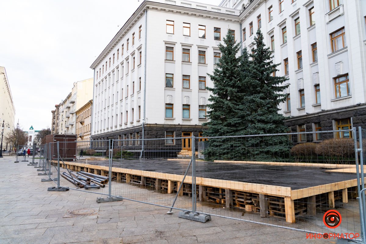 В Киеве на Банковой начали монтаж катка и новгодней ярмарки 12