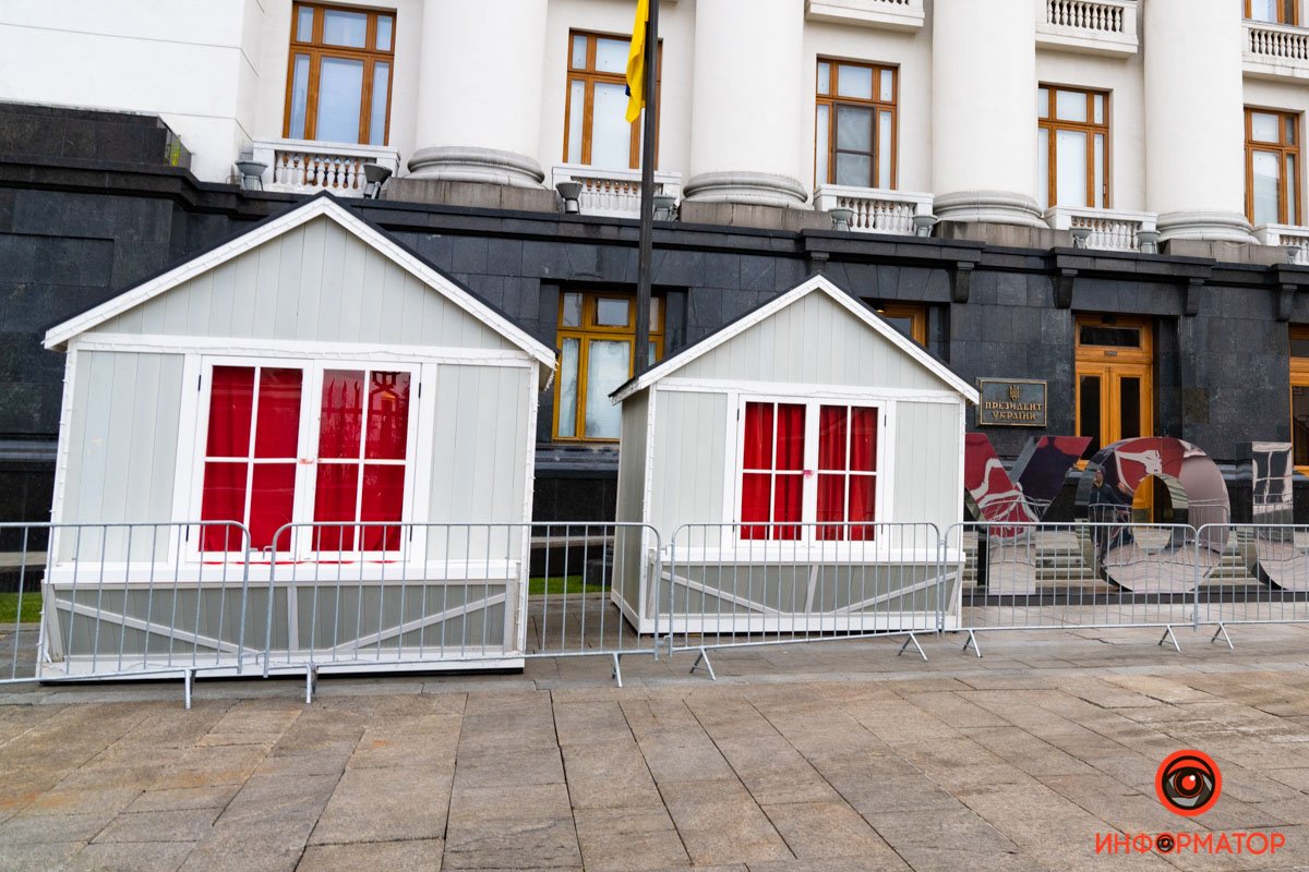 В Киеве на Банковой начали монтаж катка и новгодней ярмарки 13