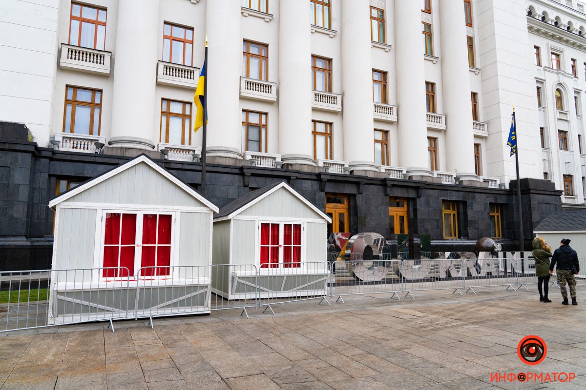 В Киеве на Банковой начали монтаж катка и новгодней ярмарки 14