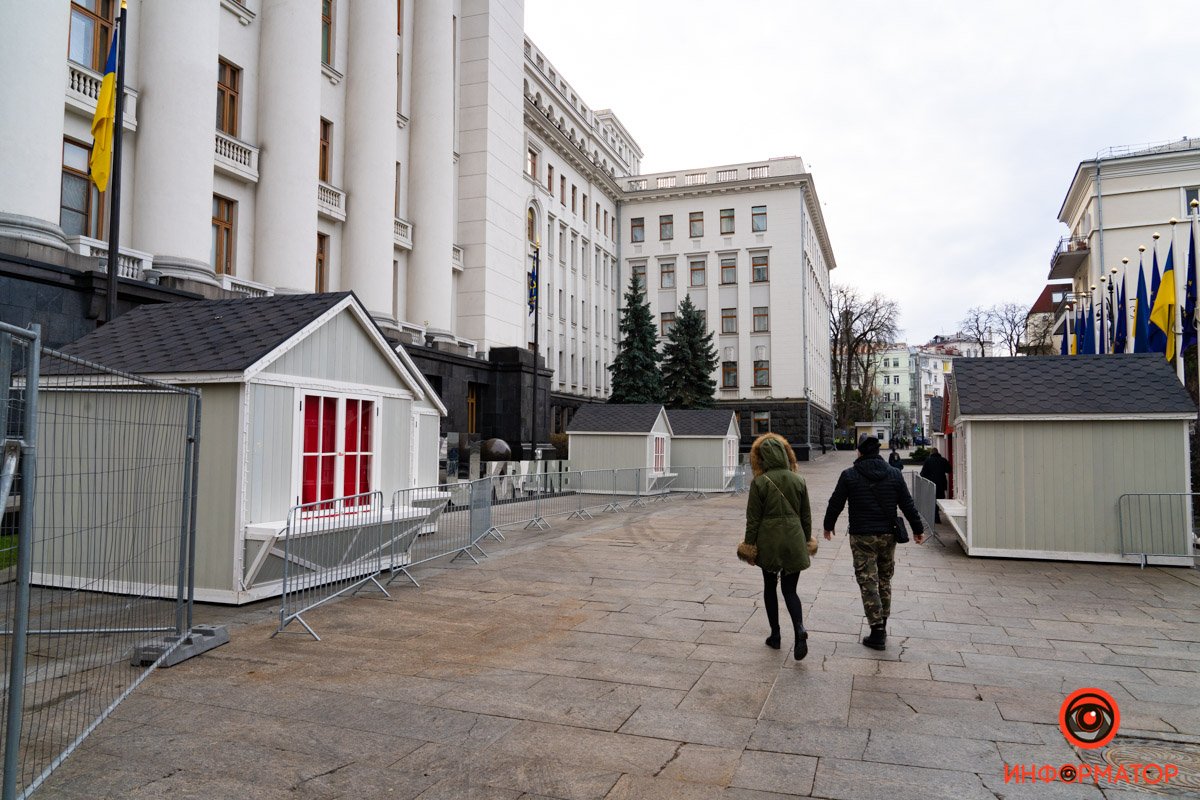 В Киеве на Банковой начали монтаж катка и новгодней ярмарки 15