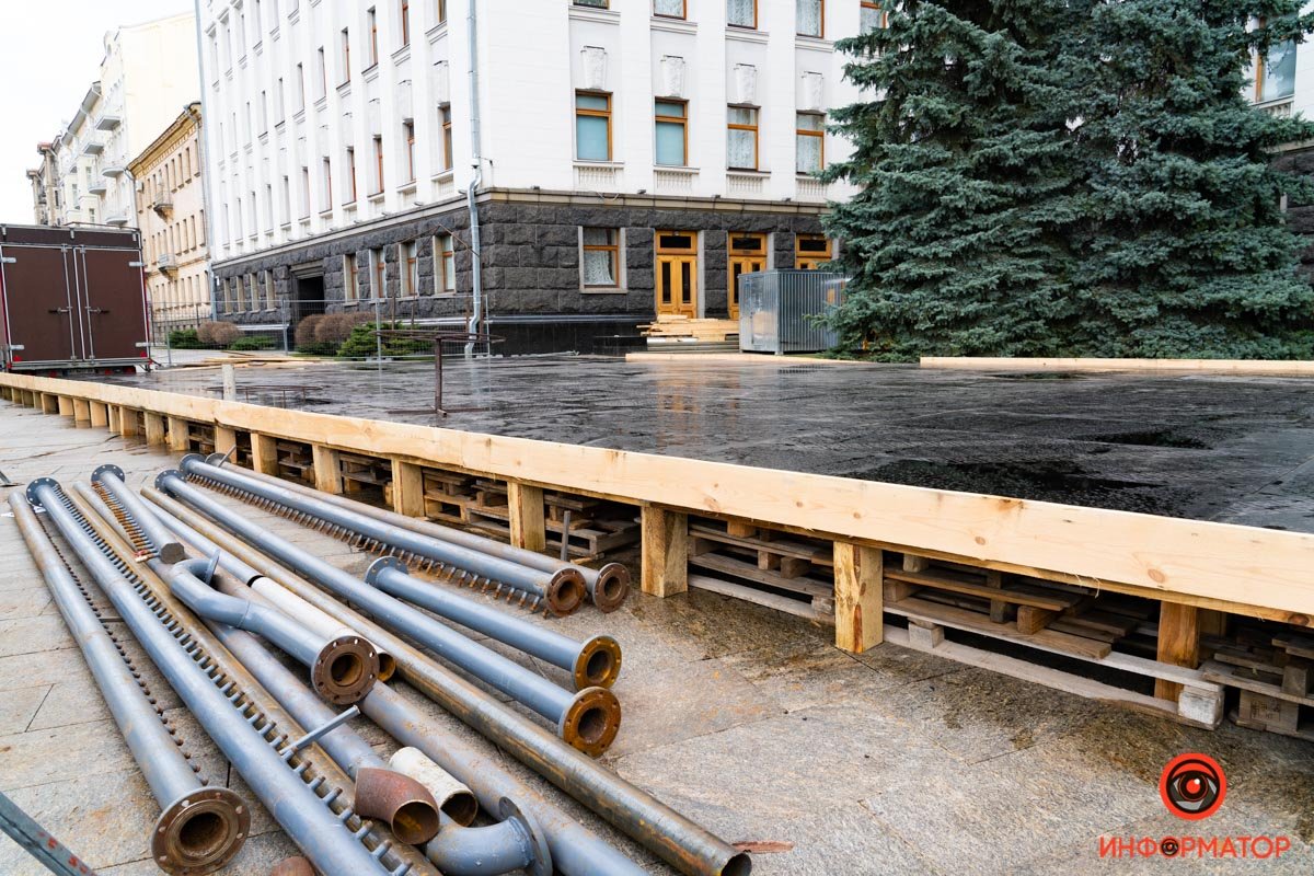 В Киеве на Банковой начали монтаж катка и новгодней ярмарки 16