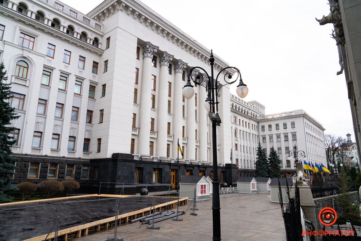 В Киеве на Банковой начали монтаж катка и новгодней ярмарки 17