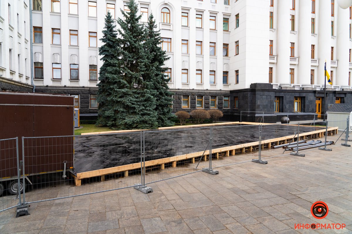 В Киеве на Банковой начали монтаж катка и новгодней ярмарки 18