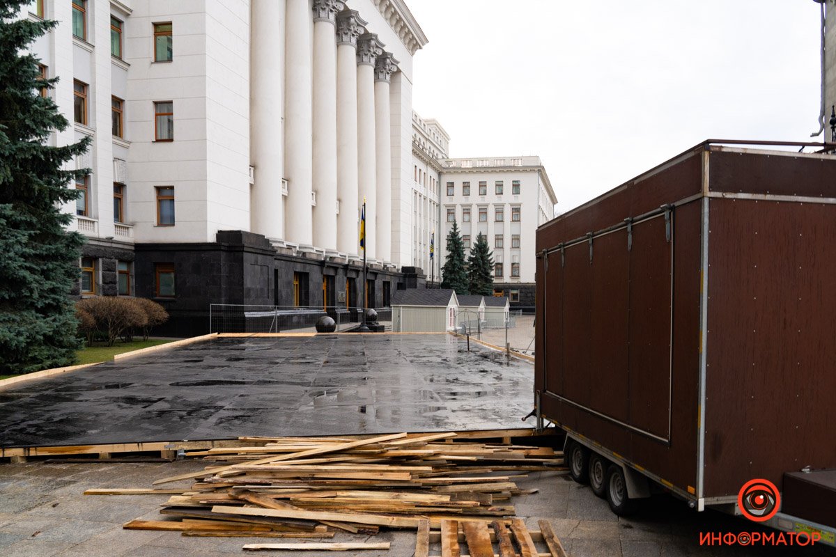 В Киеве на Банковой начали монтаж катка и новгодней ярмарки 19