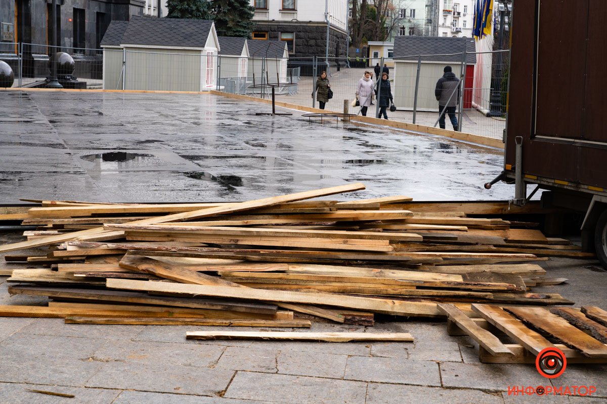В Киеве на Банковой начали монтаж катка и новгодней ярмарки 20
