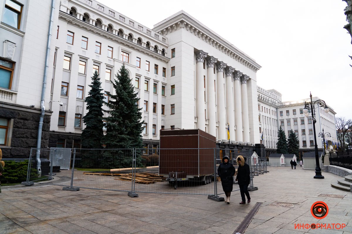 В Киеве на Банковой начали монтаж катка и новгодней ярмарки 21