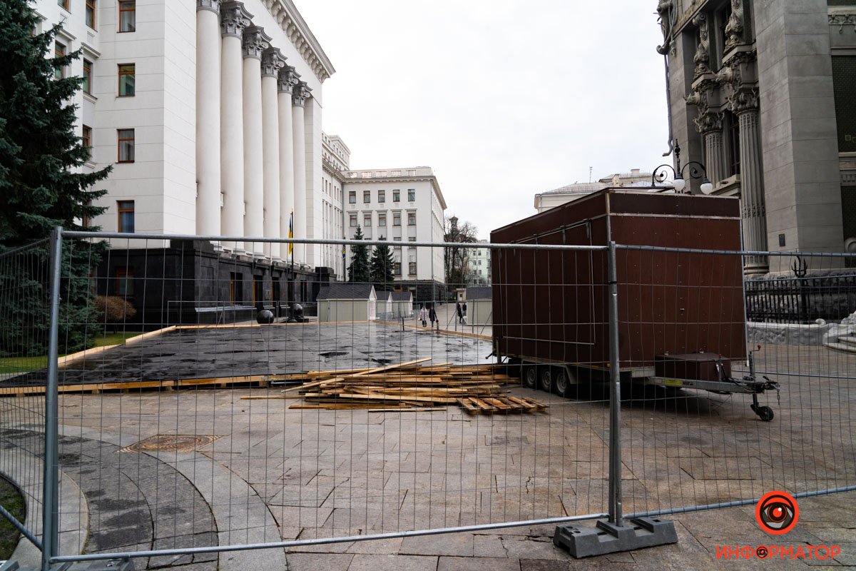 В Киеве на Банковой начали монтаж катка и новгодней ярмарки 22