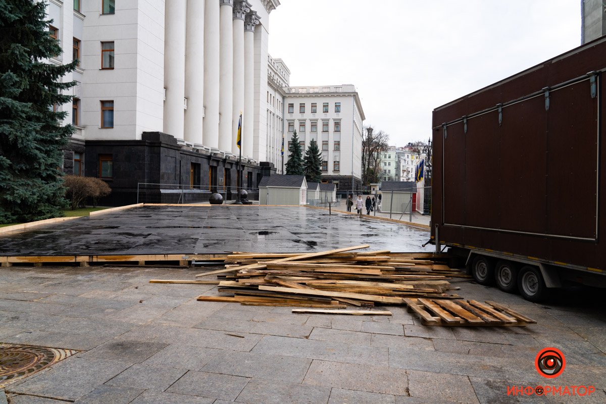 В Киеве на Банковой начали монтаж катка и новгодней ярмарки 23
