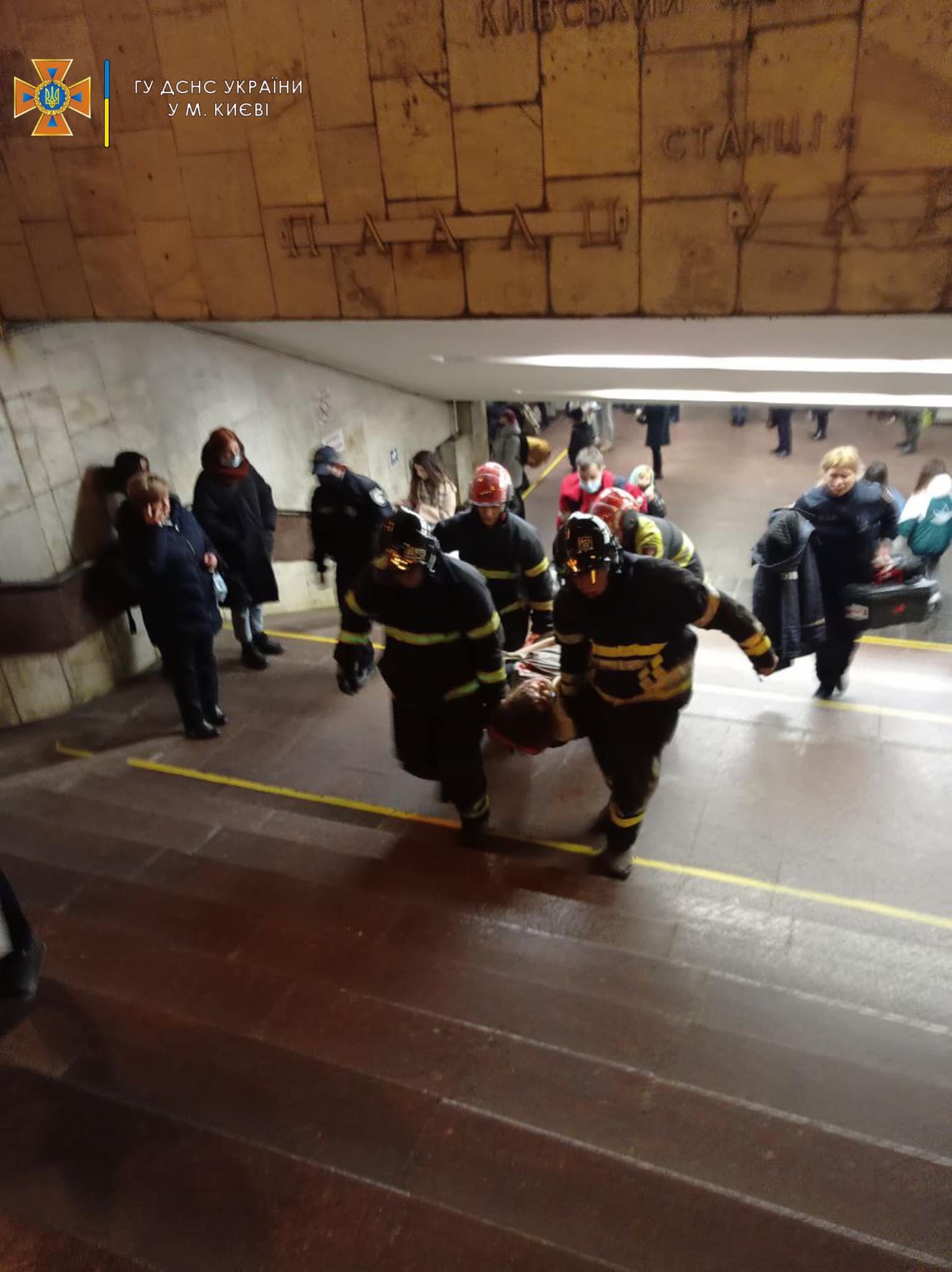 В Киеве под поезд метро попал человек: «синяя» ветка изменила движение 6