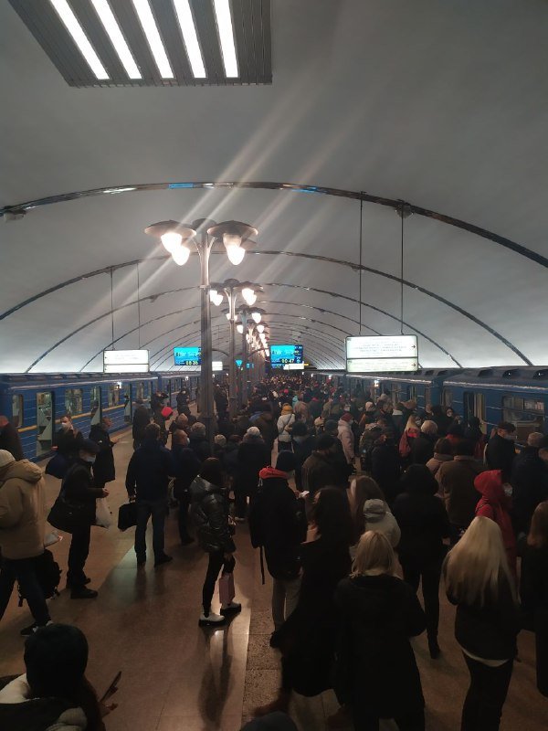 В Киеве под поезд метро попал человек: «синяя» ветка изменила движение 9