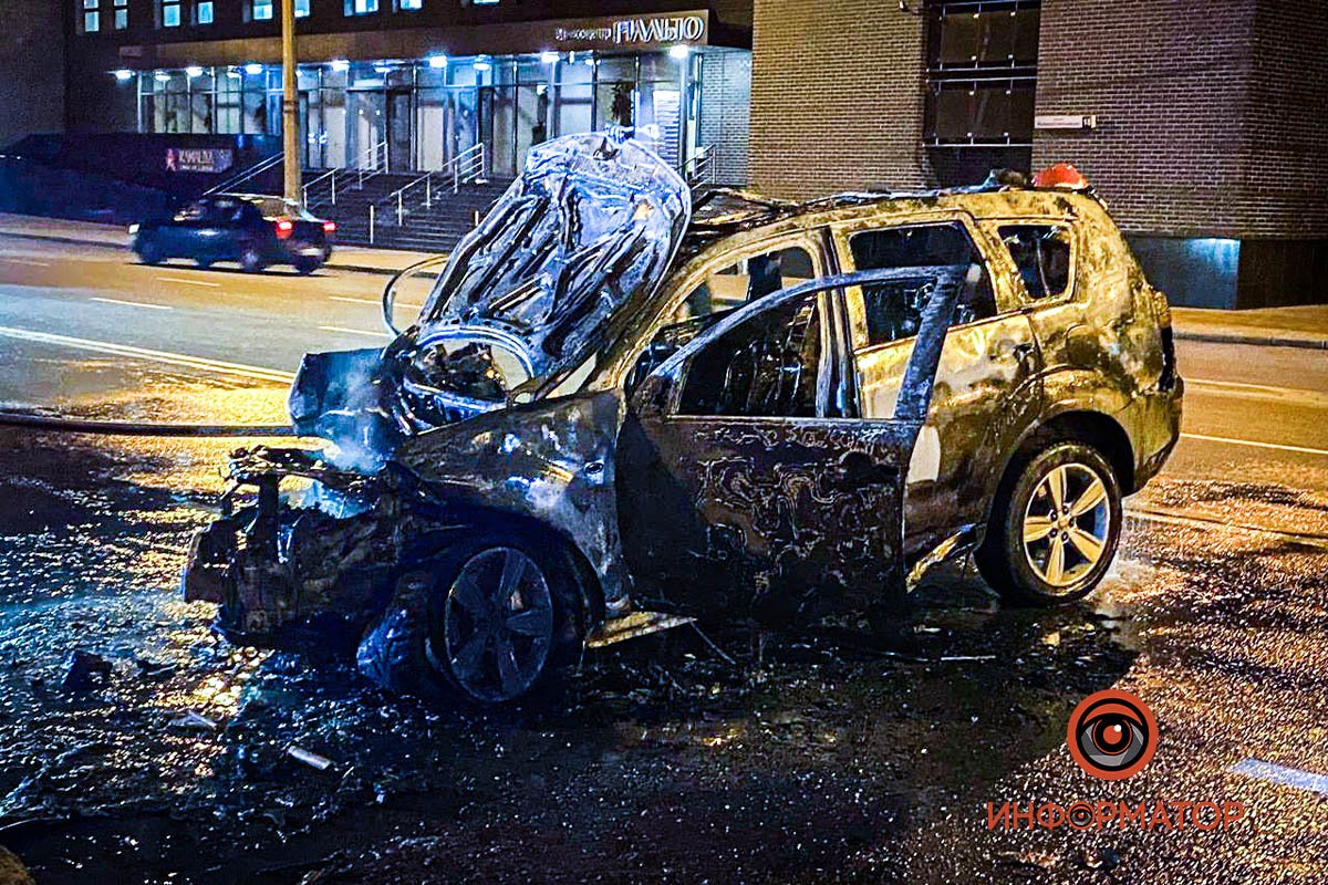 В Киеве Peugeot влетел в бетонный отбойник и загорелся: видео момента ДТП 1