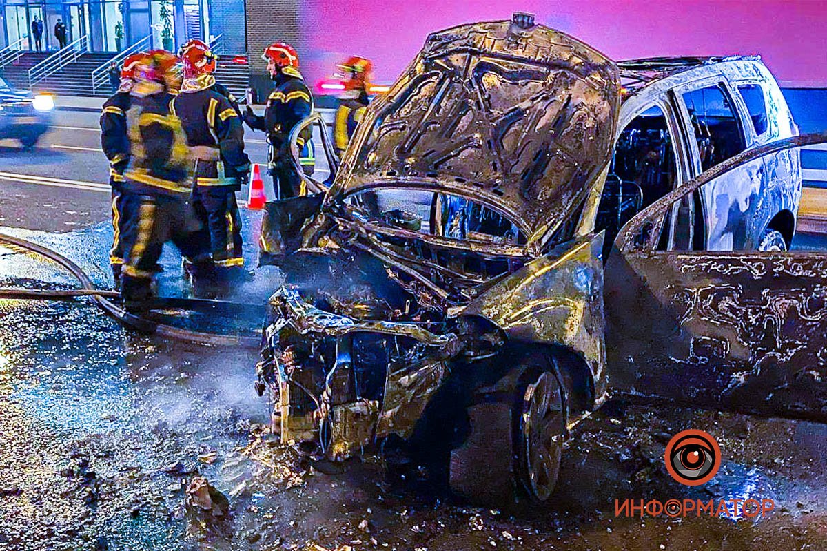 В Киеве Peugeot влетел в бетонный отбойник и загорелся: видео момента ДТП 2