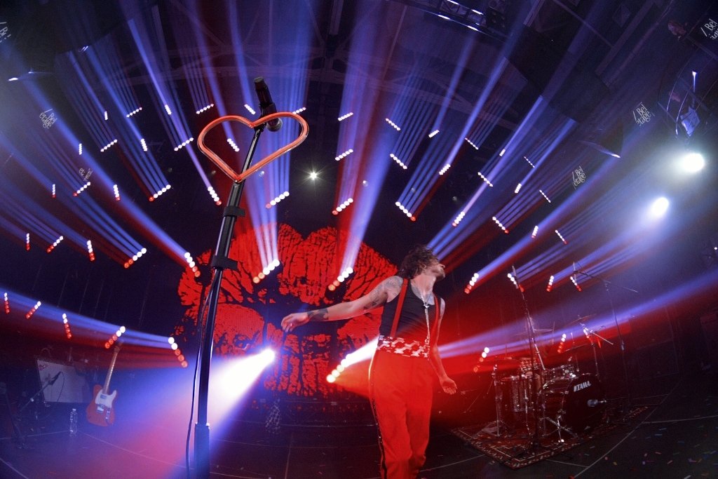 "Девочка Оля", танцы на барной стойке и стендап: как в Киеве прошел первый сольный концерт DANTES 2