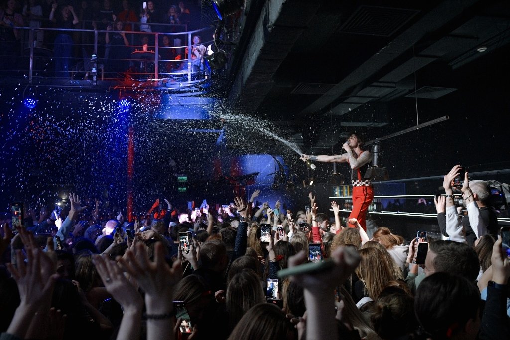 "Девочка Оля", танцы на барной стойке и стендап: как в Киеве прошел первый сольный концерт DANTES 3