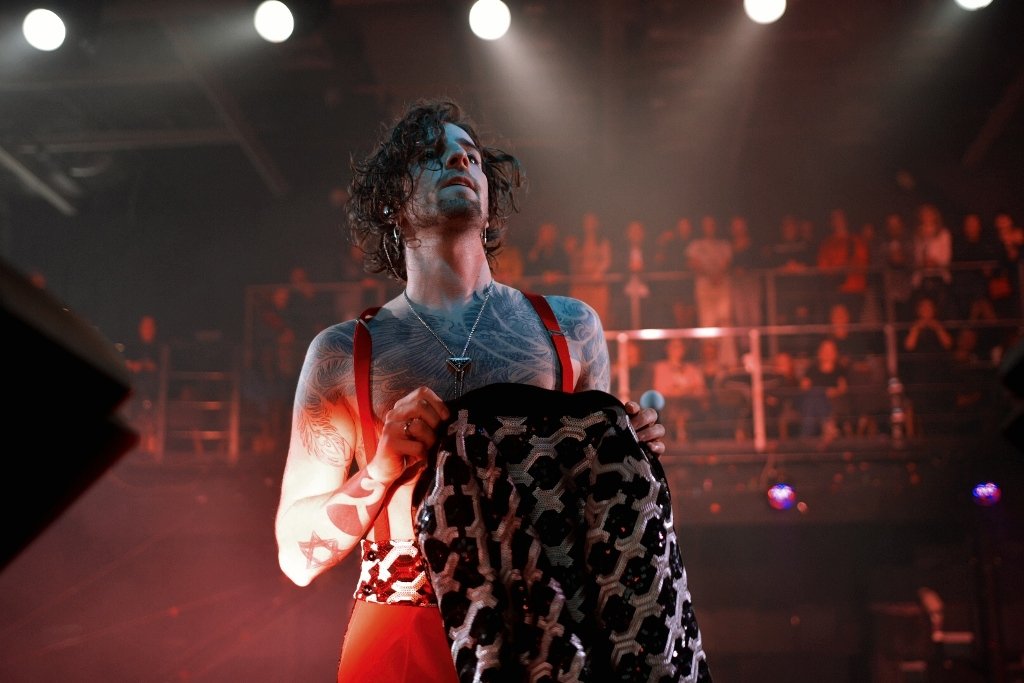 "Девочка Оля", танцы на барной стойке и стендап: как в Киеве прошел первый сольный концерт DANTES 4