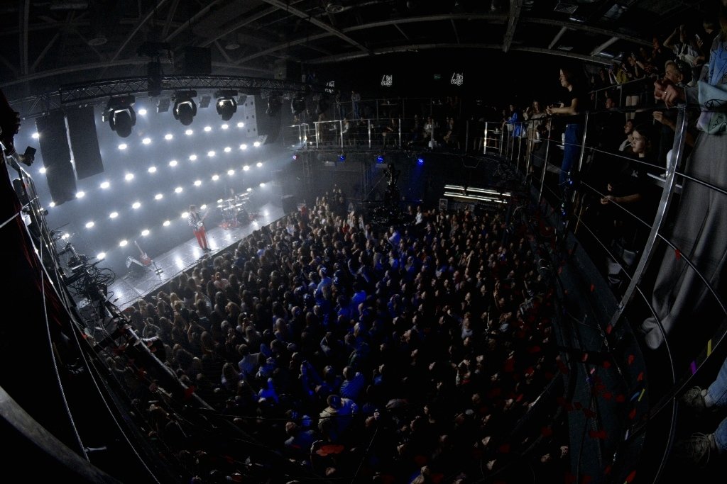 "Девочка Оля", танцы на барной стойке и стендап: как в Киеве прошел первый сольный концерт DANTES 5