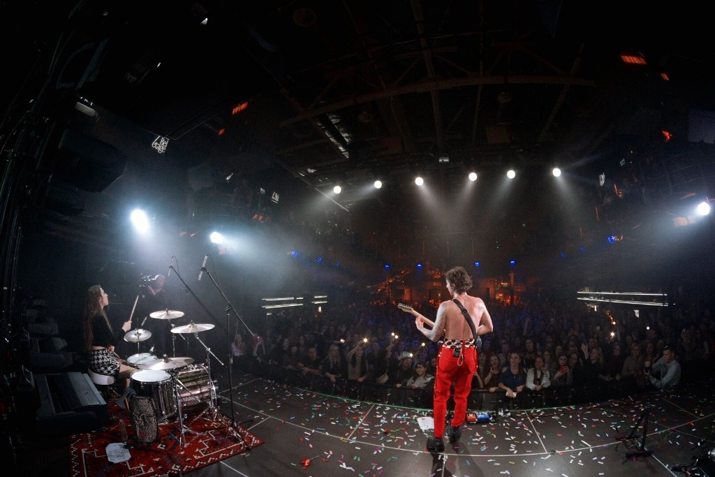 "Девочка Оля", танцы на барной стойке и стендап: как в Киеве прошел первый сольный концерт DANTES 7