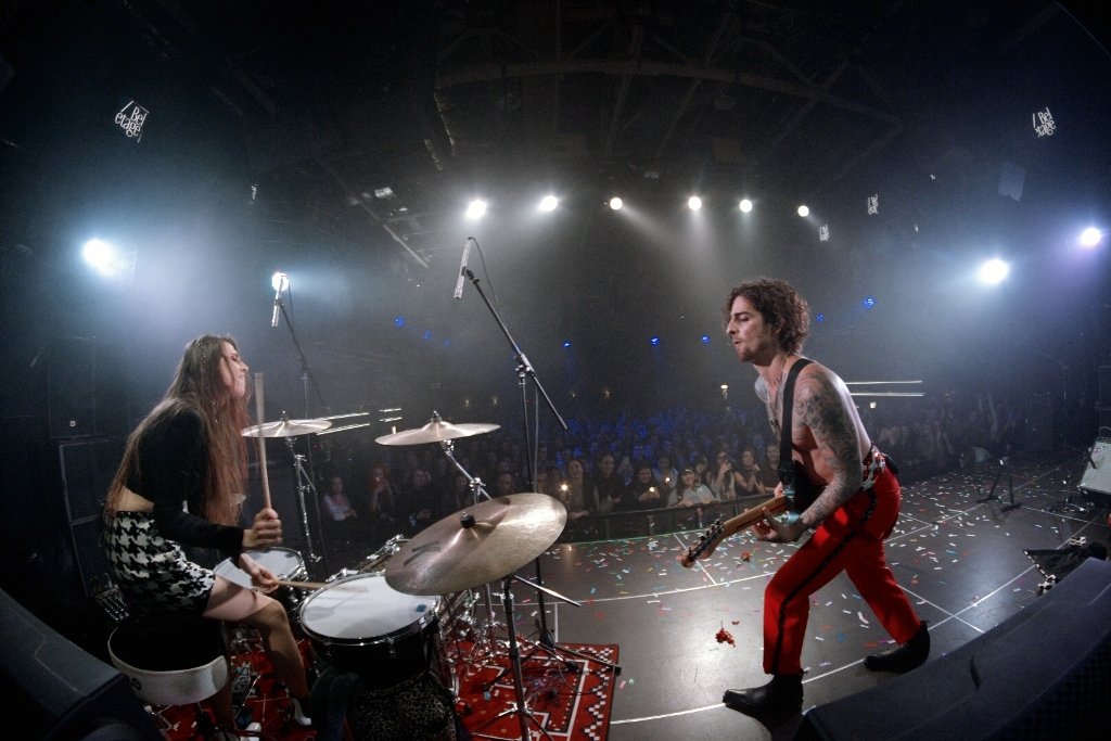 "Девочка Оля", танцы на барной стойке и стендап: как в Киеве прошел первый сольный концерт DANTES 8