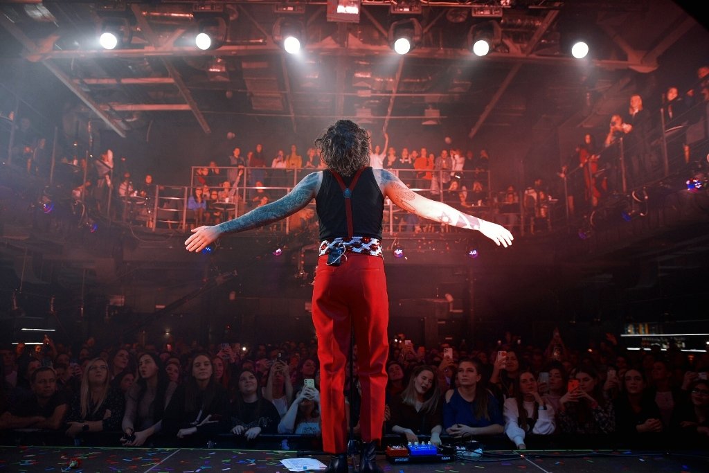 "Девочка Оля", танцы на барной стойке и стендап: как в Киеве прошел первый сольный концерт DANTES 9