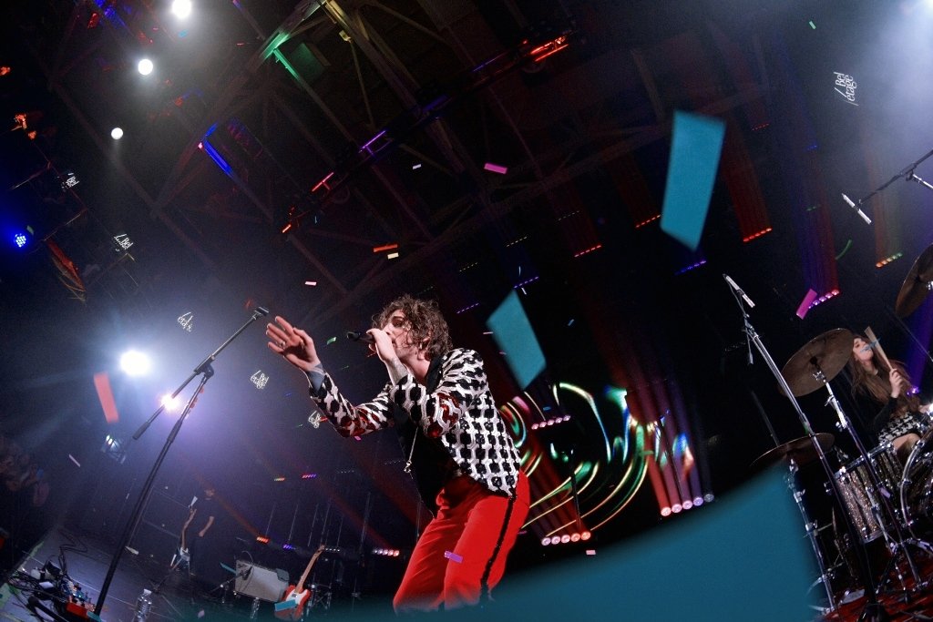 "Девочка Оля", танцы на барной стойке и стендап: как в Киеве прошел первый сольный концерт DANTES 10