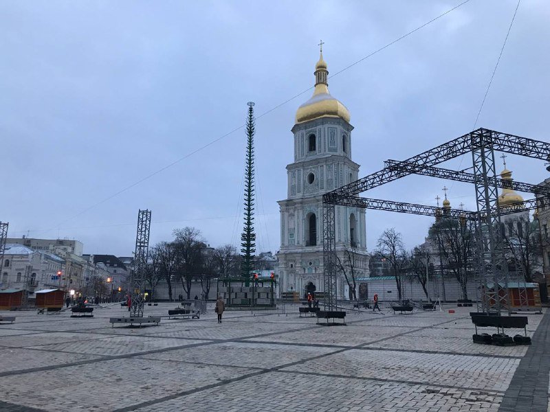 Каркас елки, каток и первые домики для ярмарки: как проходит подготовка к Новому году 2022 на Софийской площади 1