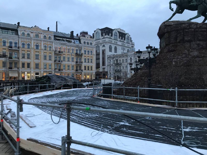 Каркас елки, каток и первые домики для ярмарки: как проходит подготовка к Новому году 2022 на Софийской площади 2