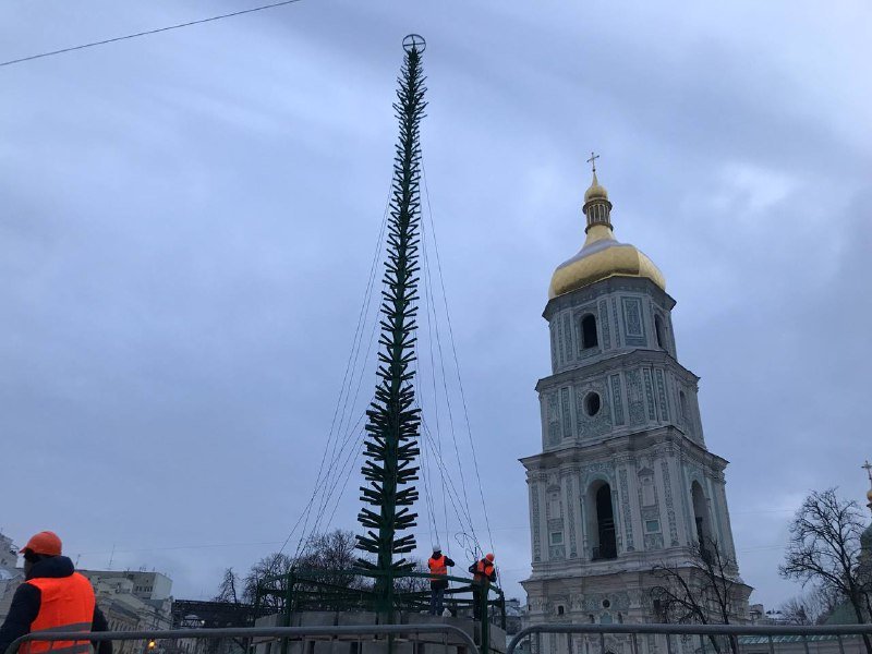 Каркас елки, каток и первые домики для ярмарки: как проходит подготовка к Новому году 2022 на Софийской площади 3