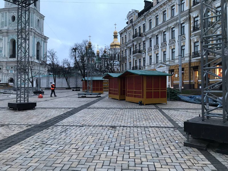 Каркас елки, каток и первые домики для ярмарки: как проходит подготовка к Новому году 2022 на Софийской площади 4