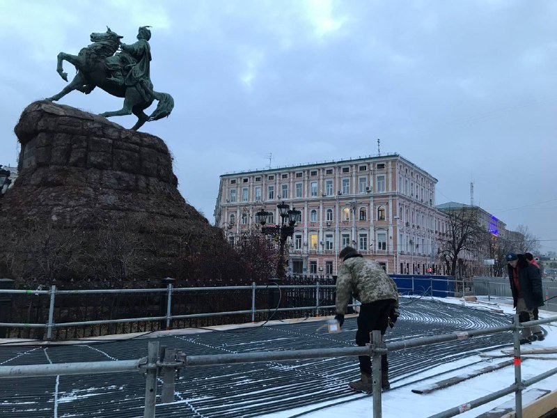 Каркас елки, каток и первые домики для ярмарки: как проходит подготовка к Новому году 2022 на Софийской площади 5